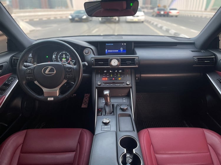 在沙迦租赁黑色 Lexus IS 1