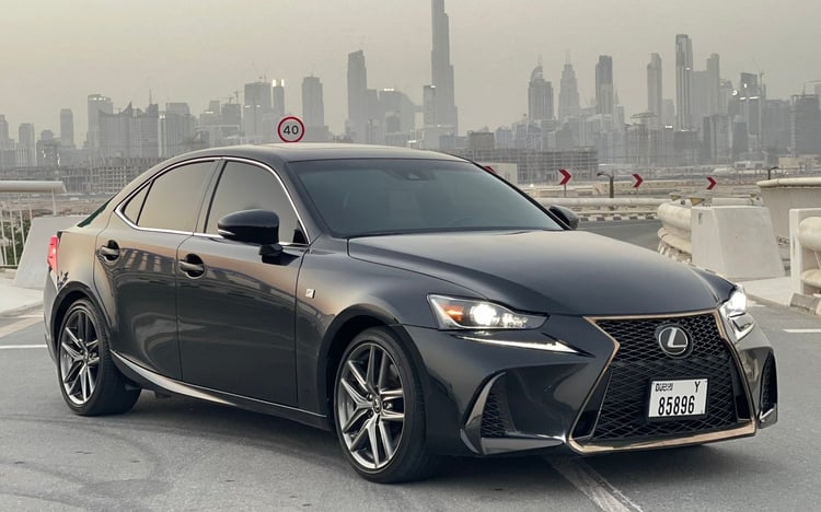 أسود Lexus IS للإيجار في دبي