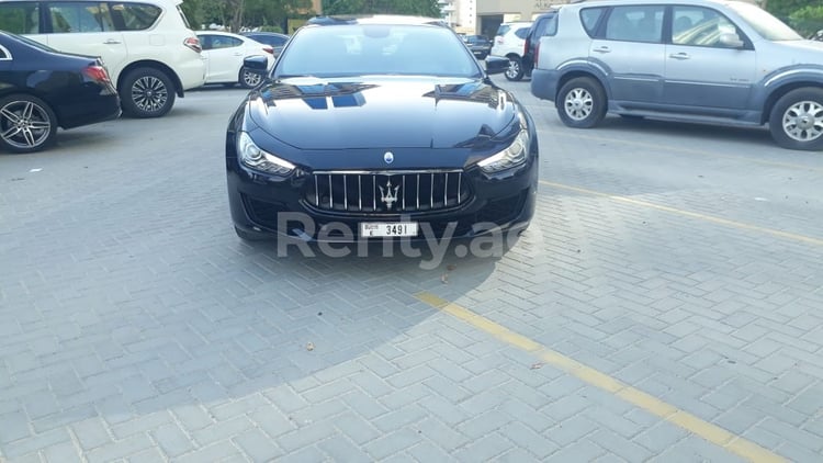 Noir Maserati Ghibli en location à Abu-Dhabi 5