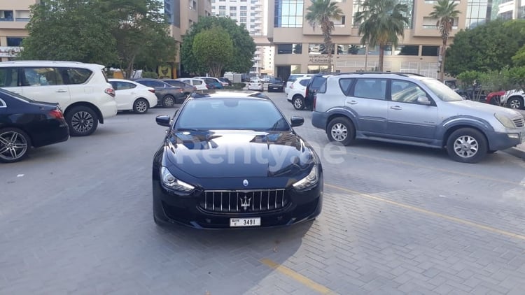 Negro Maserati Ghibli en alquiler en Abu-Dhabi 7