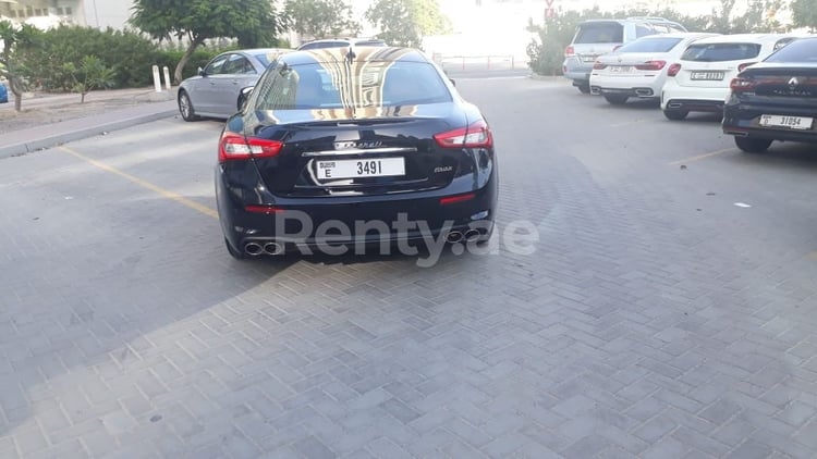 Negro Maserati Ghibli en alquiler en Dubai 9