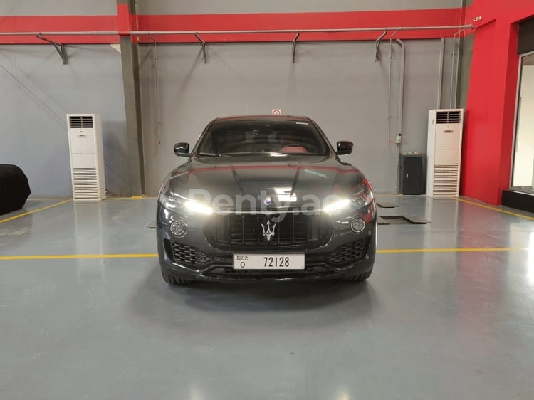 Schwarz Maserati Levante zur Miete in Dubai 2