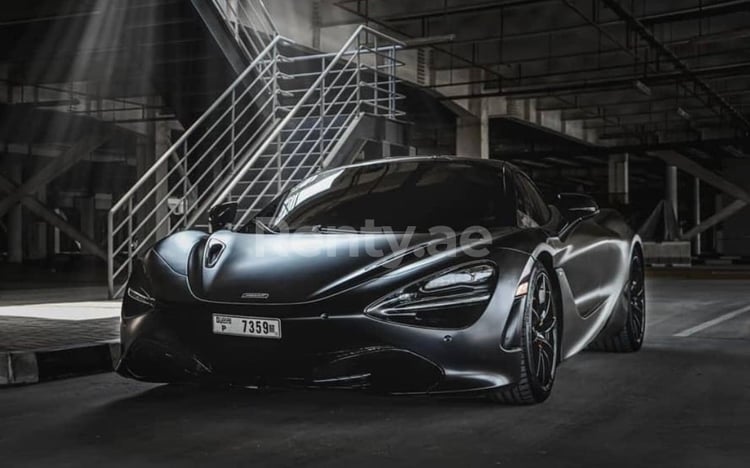 Nero McLaren 720 S in affitto a Sharjah