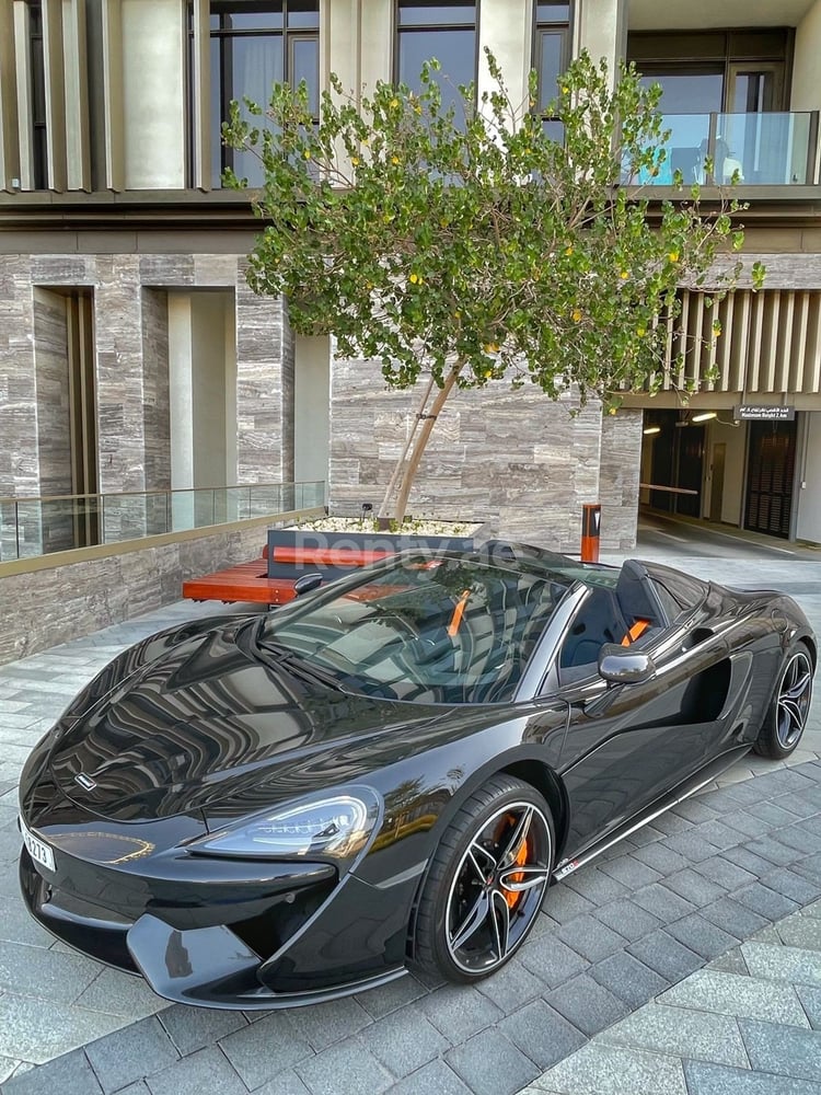 Noir McLaren 570S Spyder en location à Dubai 2