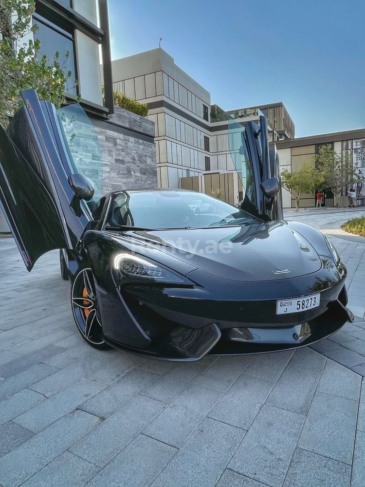 Negro McLaren 570S Spyder en alquiler en Sharjah 6