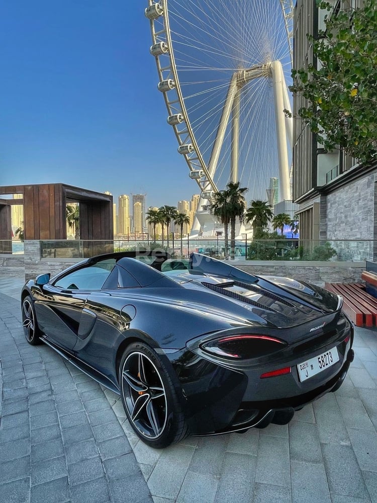 在沙迦租赁黑色 McLaren 570S Spyder 8