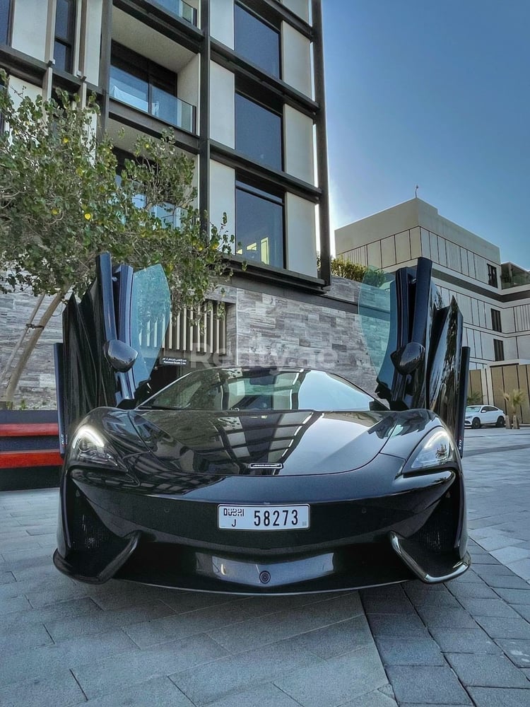 Nero McLaren 570S Spyder in affitto a Abu-Dhabi 9