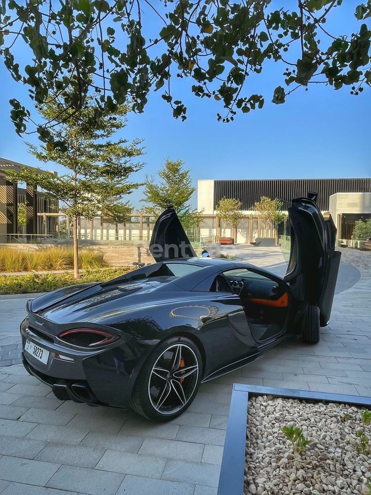 Noir McLaren 570S Spyder en location à Sharjah 11