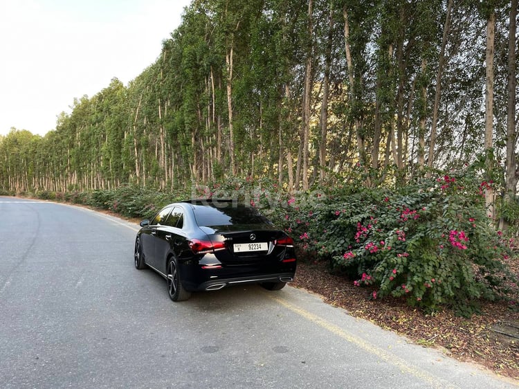 Schwarz Mercedes A Class zur Miete in Sharjah 4