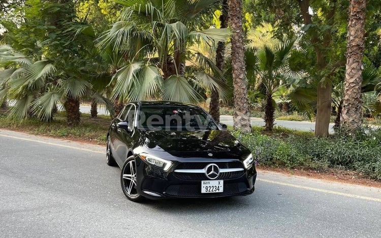 Noir Mercedes A Class en location à Dubai