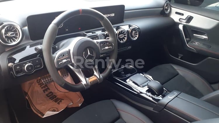 Negro Mercedes A35 en alquiler en Dubai 1