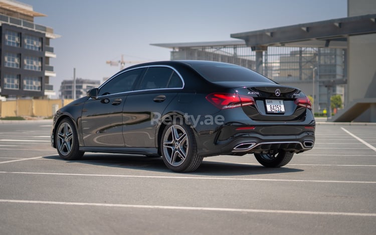 Noir Mercedes A220 en location à Abu-Dhabi 2