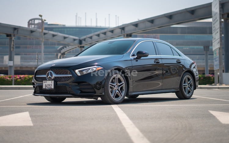 Schwarz Mercedes A220 zur Miete in Sharjah