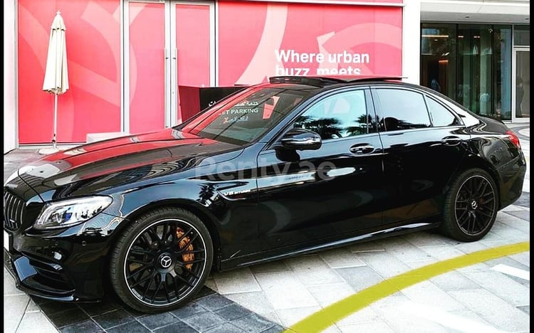 Noir Mercedes AMG C63s Carbon Edition en location à Abu-Dhabi