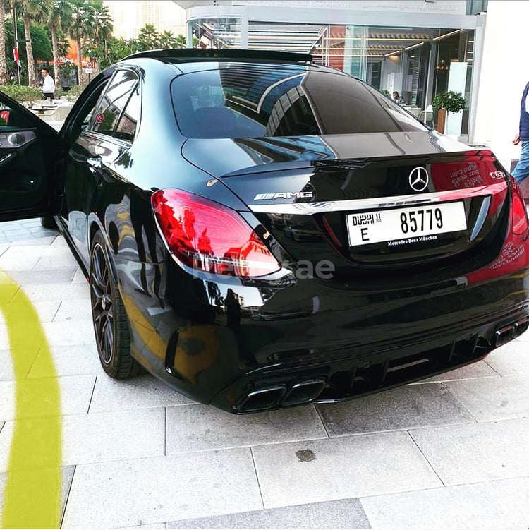 Schwarz Mercedes AMG C63s Carbon Edition zur Miete in Dubai 1