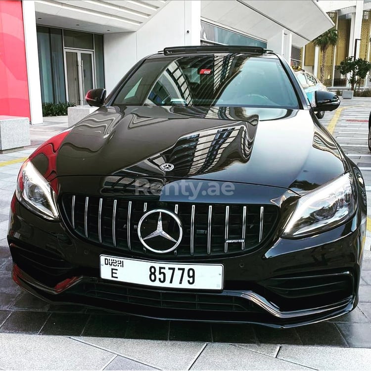 在沙迦租赁黑色 Mercedes AMG C63s Carbon Edition 2