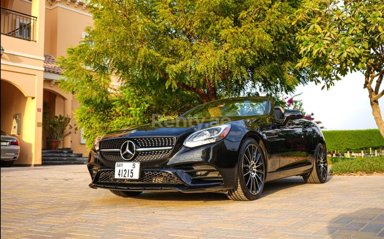 أسود MERCEDES BENZ SLC 300 2019 للإيجار في دبي