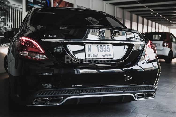 Nero Mercedes C Class in affitto a Abu-Dhabi 2