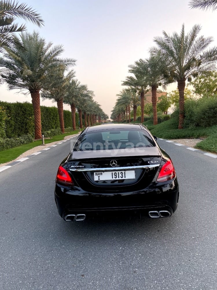 Schwarz Mercedes C Class zur Miete in Sharjah 1