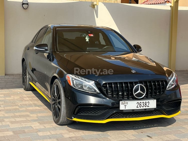 أسود Mercedes C Class للإيجار في أبو ظبي 1