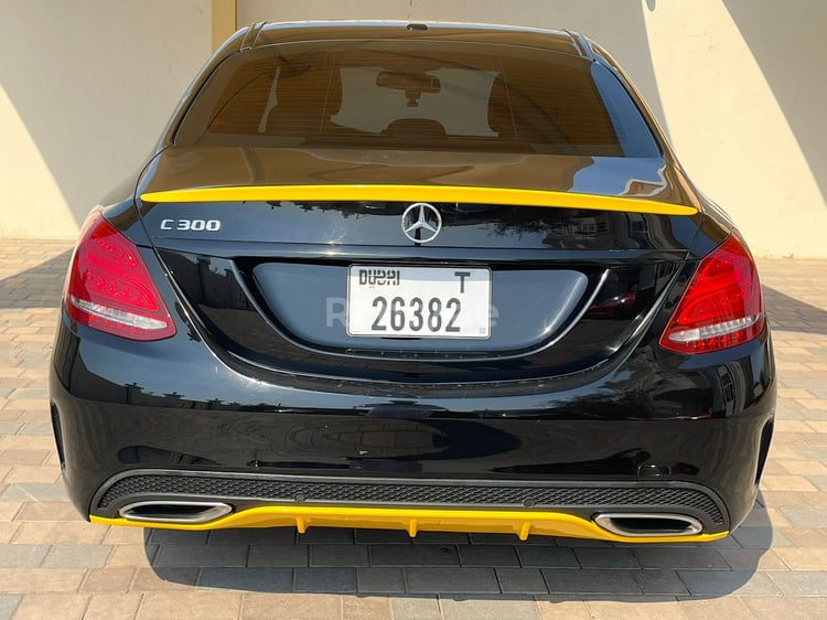 أسود Mercedes C Class للإيجار في أبو ظبي 2