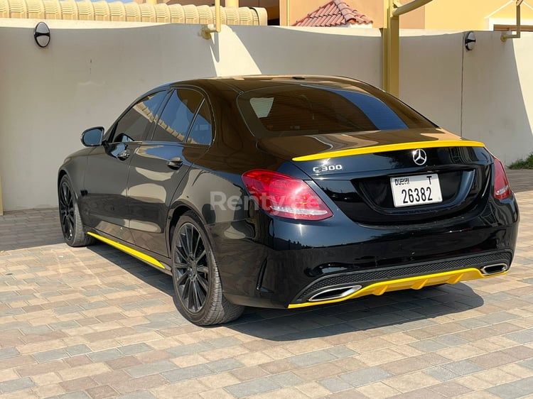 أسود Mercedes C Class للإيجار في دبي 3