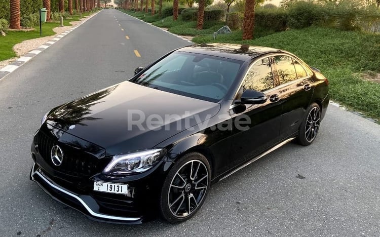 Negro Mercedes C Class en alquiler en Sharjah