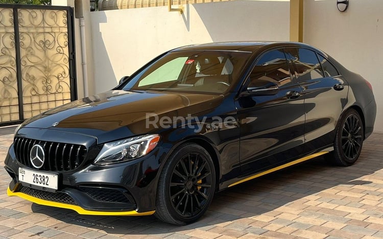 Noir Mercedes C Class en location à Sharjah