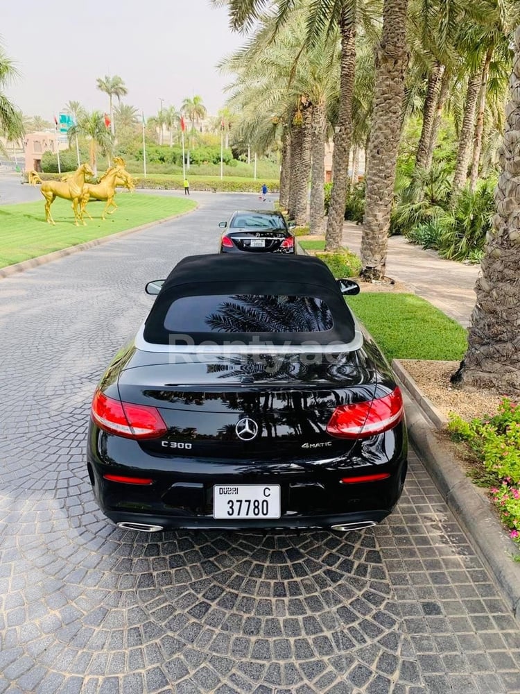 Noir Mercedes C Class en location à Dubai 1