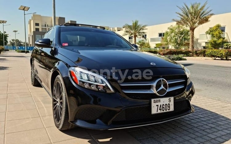 Negro Mercedes C class en alquiler en Dubai