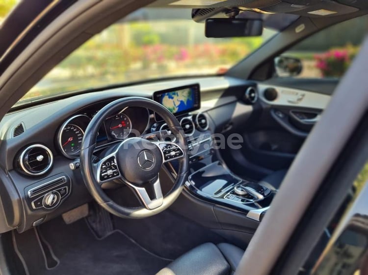 أسود Mercedes C class للإيجار في دبي 0