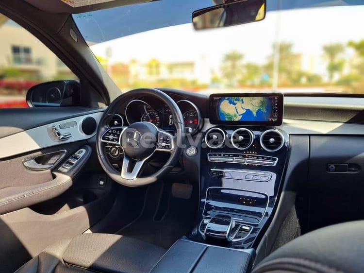 Schwarz Mercedes C class zur Miete in Dubai 1