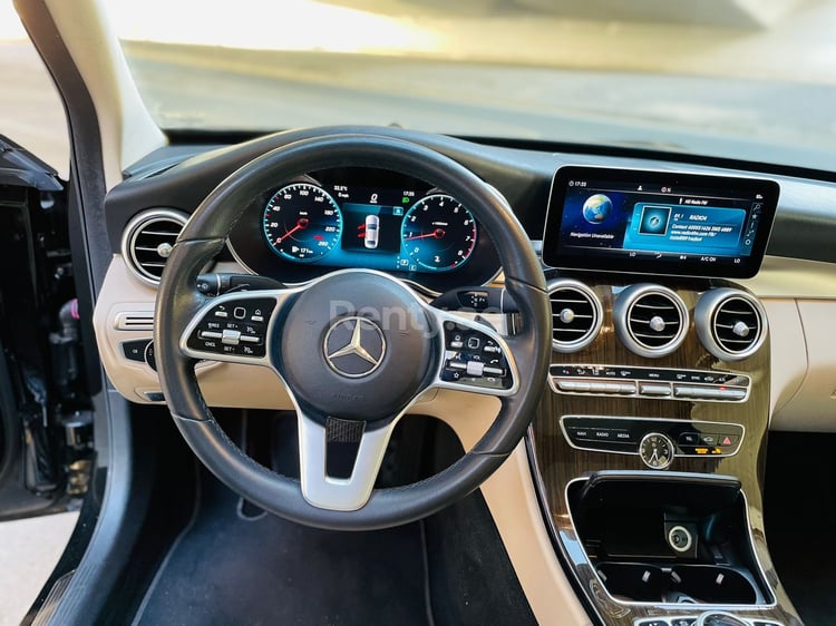 أسود Mercedes C300 Class للإيجار في دبي 3