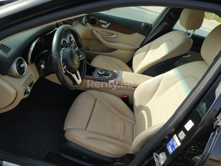 أسود Mercedes C300 Class للإيجار في دبي 2