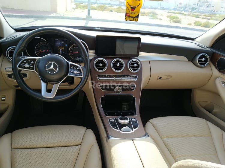 Nero Mercedes C300 Class in affitto a Abu-Dhabi 5