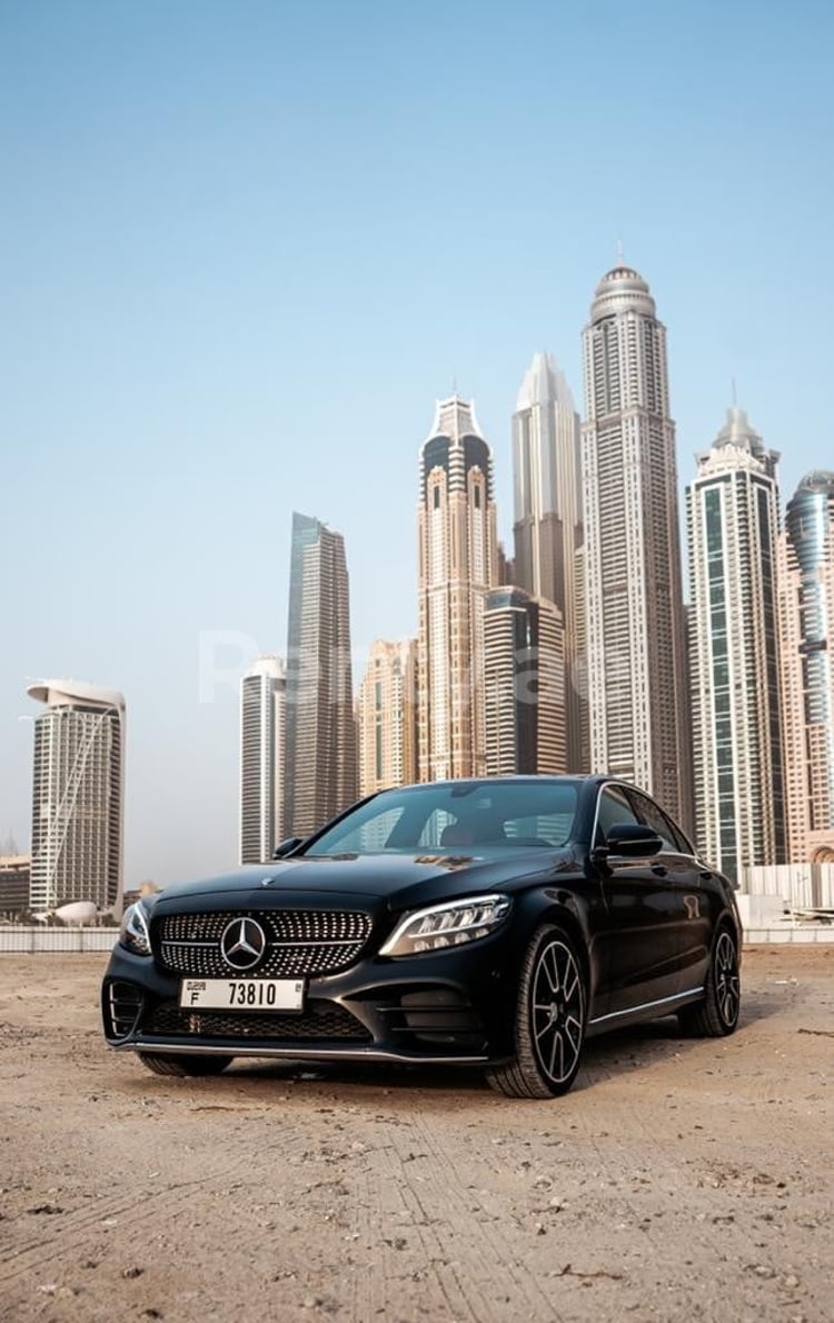 Negro Mercedes C300 en alquiler en Dubai 0