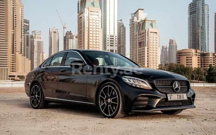 Noir Mercedes C300 en location à Sharjah