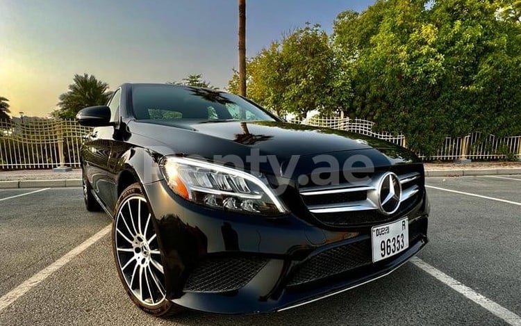 Negro Mercedes C300 en alquiler en Dubai