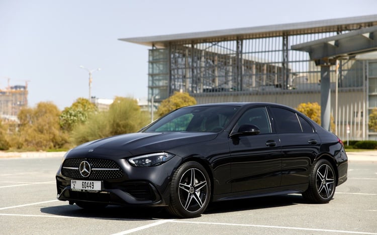 Negro Mercedes C200 en alquiler en Sharjah