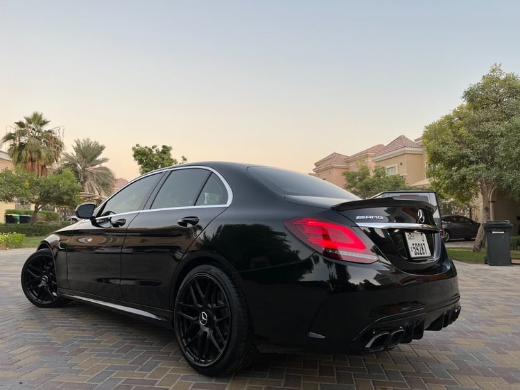 在阿布扎比租赁黑色 Mercedes C300 with C63 Black Edition Bodykit 1