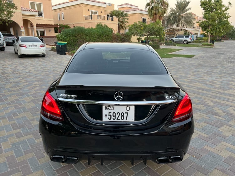 Negro Mercedes C300 with C63 Black Edition Bodykit en alquiler en Abu-Dhabi 6