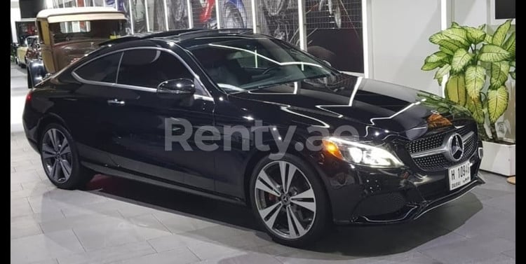 أسود Mercedes C300 Coupe للإيجار في دبي