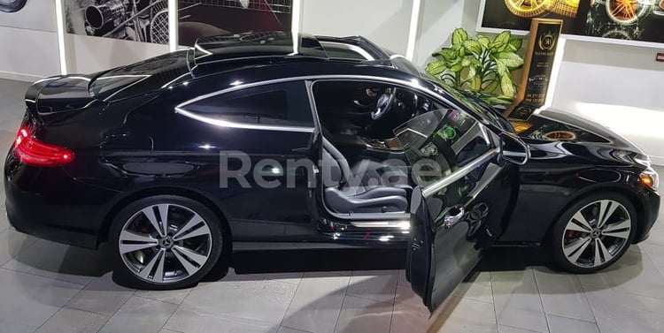 Negro Mercedes C300 Coupe en alquiler en Abu-Dhabi 2