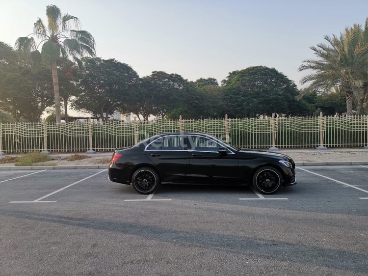 Noir Mercedes C63 AMG specs en location à Sharjah 2