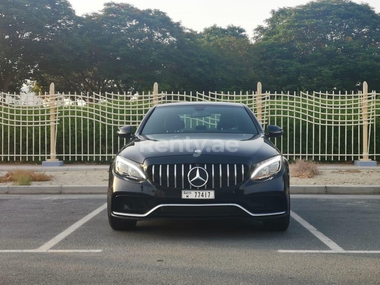 Noir Mercedes C63 AMG specs en location à Dubai 3