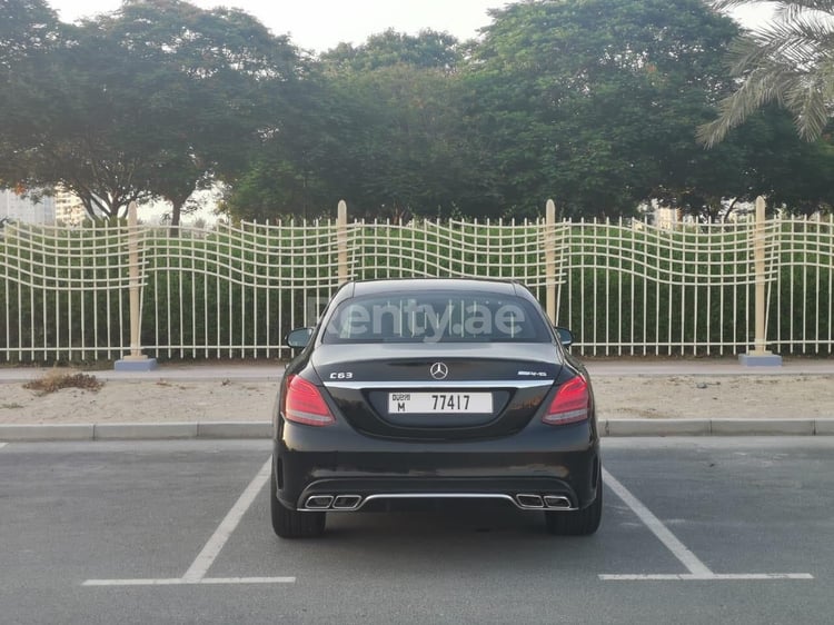 Negro Mercedes C63 AMG specs en alquiler en Dubai 4