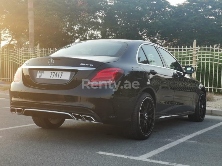 Noir Mercedes C63 AMG specs en location à Dubai 7