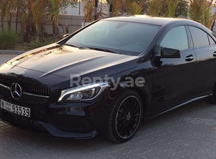 Noir Mercedes CLA 250 en location à Dubai 2