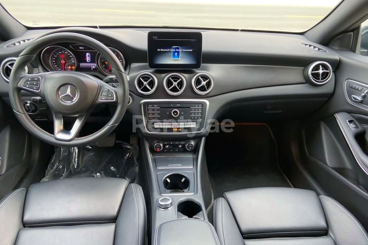 أسود Mercedes CLA للإيجار في دبي 2