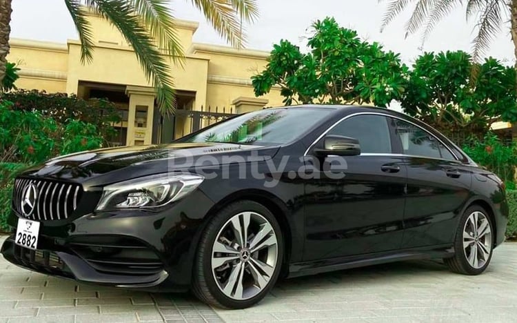 Negro Mercedes CLA en alquiler en Abu-Dhabi